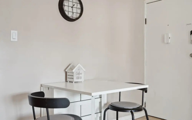 Hollywood Gem 1 Bedroom Apts by RedAwning