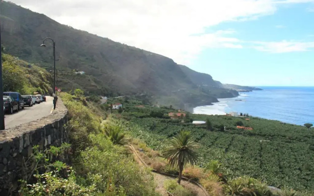 Villa in protected space in front of the sea