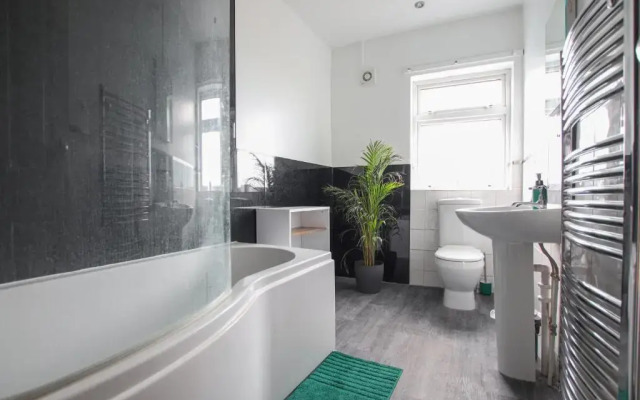 Contemporary Home in Friendly Easton, Free Parking