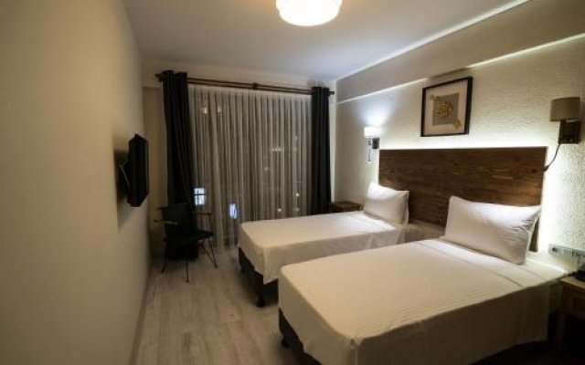 8 Rooms Hotel