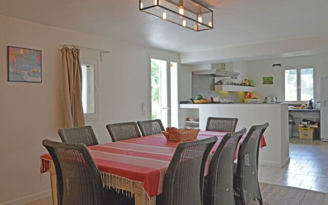 Cozy Villa in Menerbes with Swimming Pool