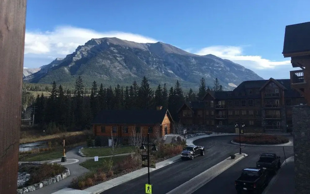 Rundle Cliffs Lodge by Canmore Premier