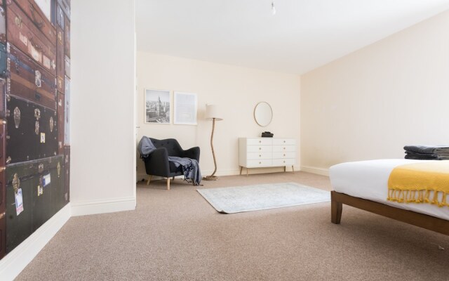 The Broadmead Jungle - Lovely & Central 3BDR Apartments	