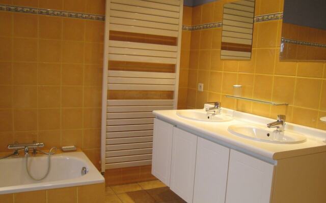 Spacious Holiday Home near Forest