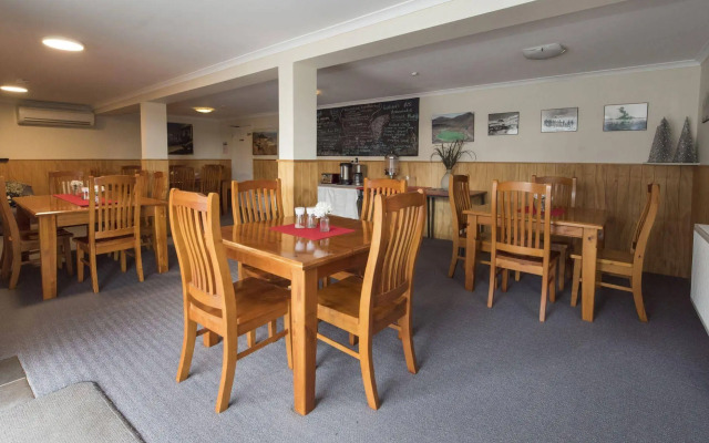 Adventure Lodge & Motel