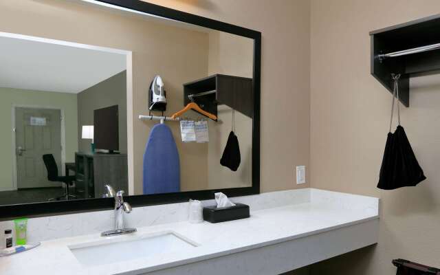 Super 8 by Wyndham Victoria / South / Hwy 59