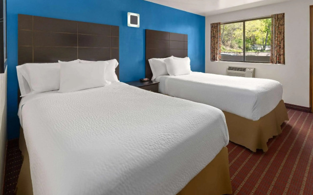 Travelodge by Wyndham Manhasset