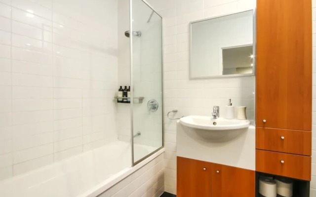 Large 3 Bedroom Apartment with River Views near the Stadium