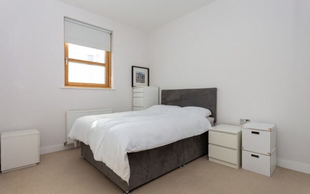 2 Bedroom Apartment in West Hampstead With Balcony