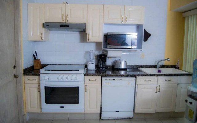 Condo Bay-Bgm By Trvl2Hm