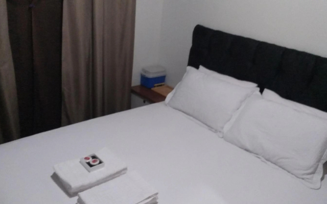 Quarto 02, cama Queen com banheiro compartilhado