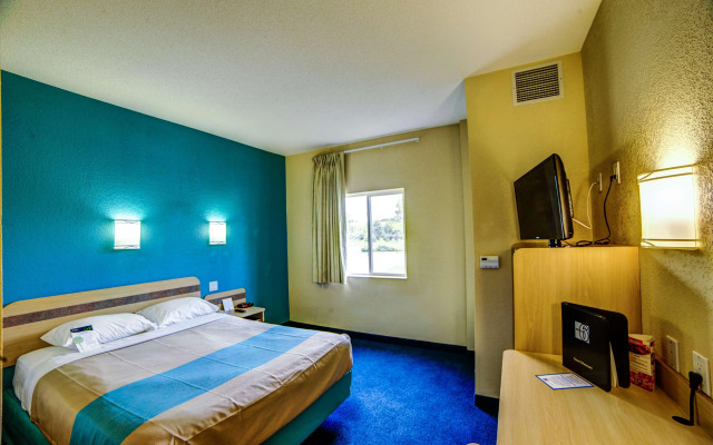 Motel 6 Huntsville, ON