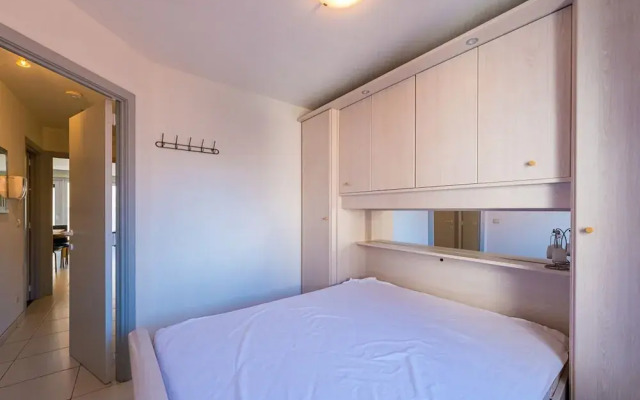 Flat Near Zeedijk With Side sea Views