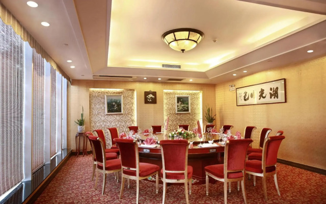 Guilin Lijiang Waterfall Hotel