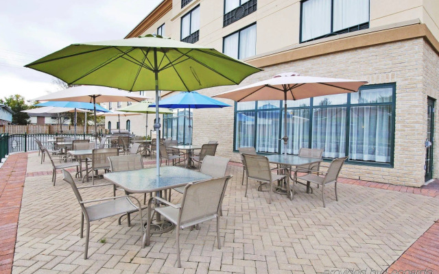 Holiday Inn Express & Suites Belleville by IHG