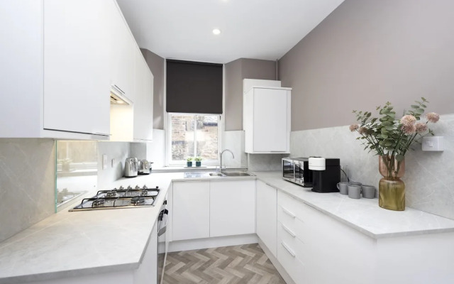 JOIVY Homely 1-Bed Flat By St Giles W/ Desk