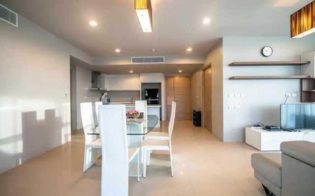 Spacious Apartment With Jacuzzi and Ocean View
