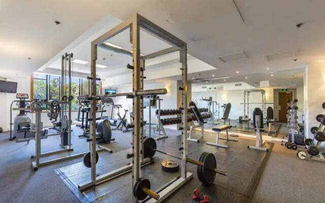 Stylish Central City Apartment with  Pool and Gym