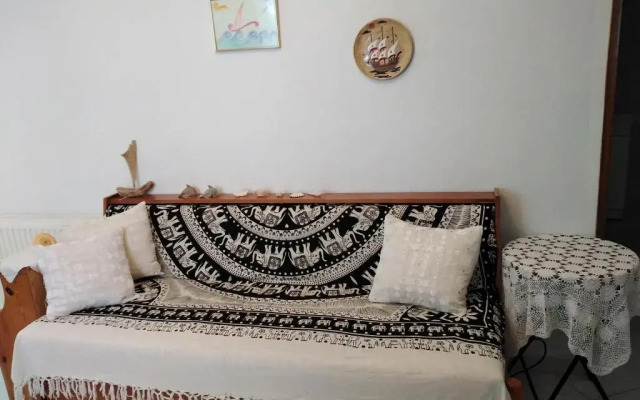 Kamari Beach guest house