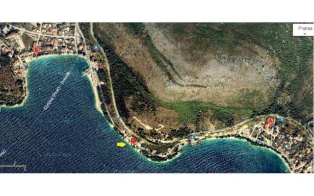 Drvenik, Apartman 1m from sea