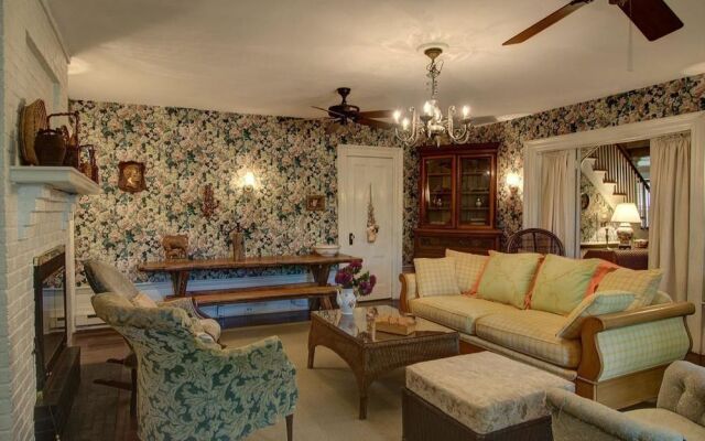 Village Latch Inn Hotel