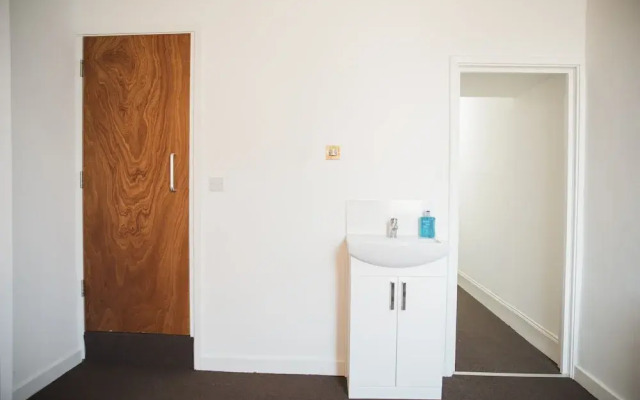 Room in Guest Room - Cheerful Big Room in City