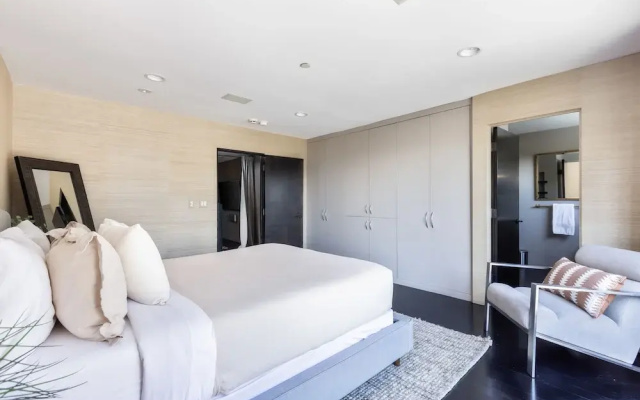 Bird Street Home min away from Sunset Blvd