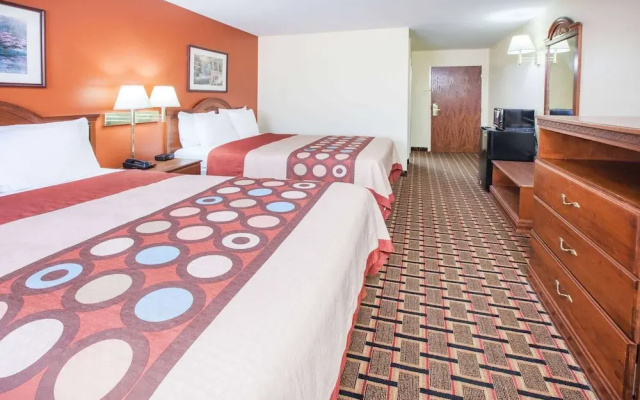 Super 8 White Hall