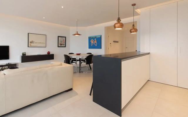 Apartment on Zeedijk With Sea View