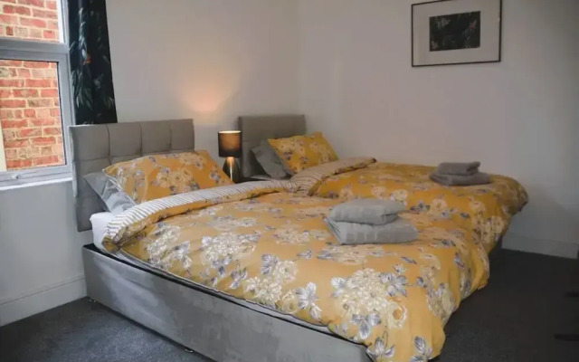 Stunning 2 BD Apartment in Cheltenham