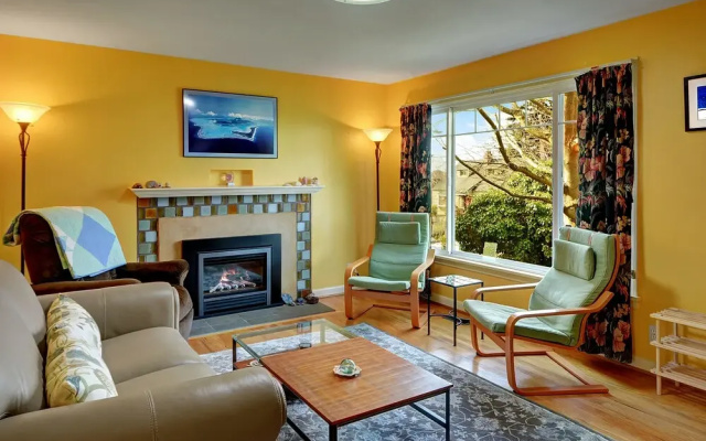 Husky Hideaway - Two Bedroom Home with Fireplace