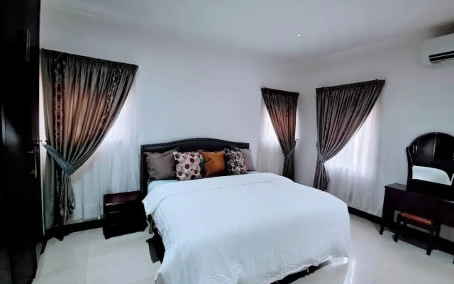 Stylish 3 Bedroom House Near Airport & Marina Mall