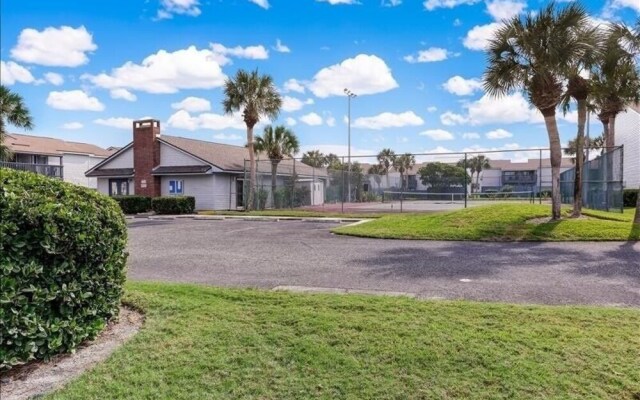Fernandina Shores Condo with Private Balcony and Access to Pool by RedAwning