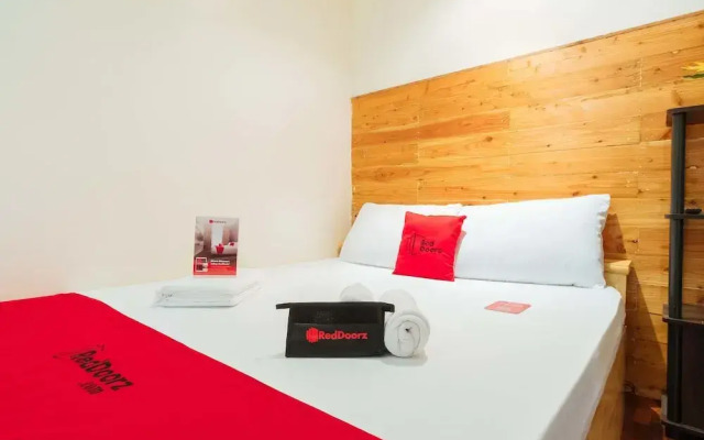 RedDoorz @ Vicente Street Espana Manila