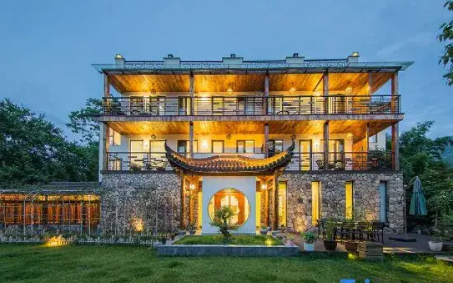 Anji Double Fish Hall Hot Spring Resort B&B (Longwangshan Canyon Drift Shop)