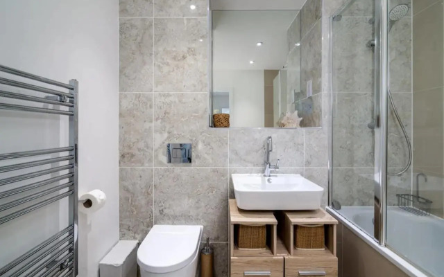 Stunning Riverside View Apartment, near Canary Wharf & O2