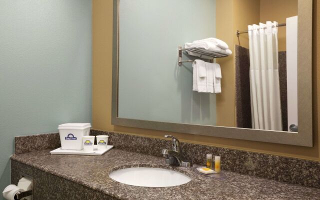 Days Inn & Suites by Wyndham Gonzales TX