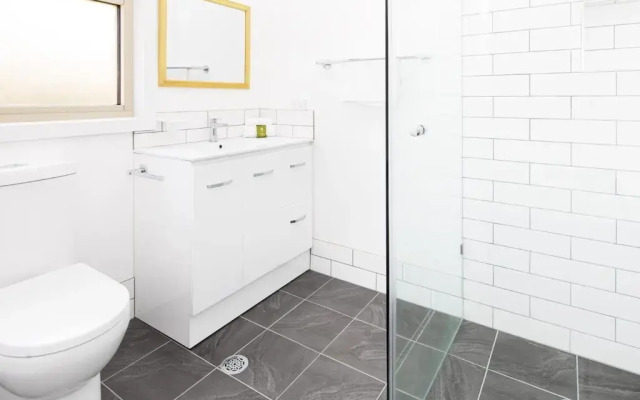 'Matilda' - Spacious & centrally located with great lake views