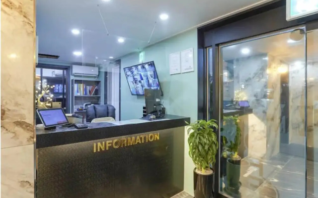 On & Off Hotel