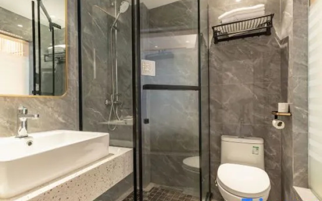 Yuelai River View Homestay (Zhenyuan Ancient Town Scenic Area) – Bathroom – Qiandongnan