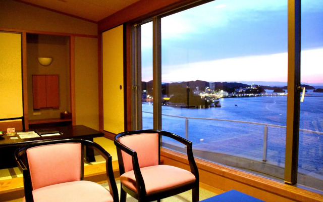 Toba Seaside Hotel