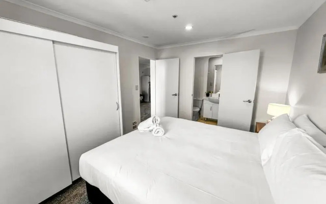 Cozy 2-Bedroom Retreat Steps From Sky Tower