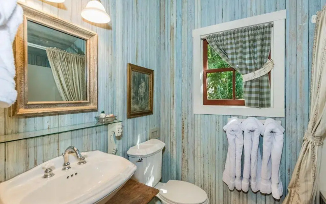 Ada's Peach Street Hideaway - Whole House