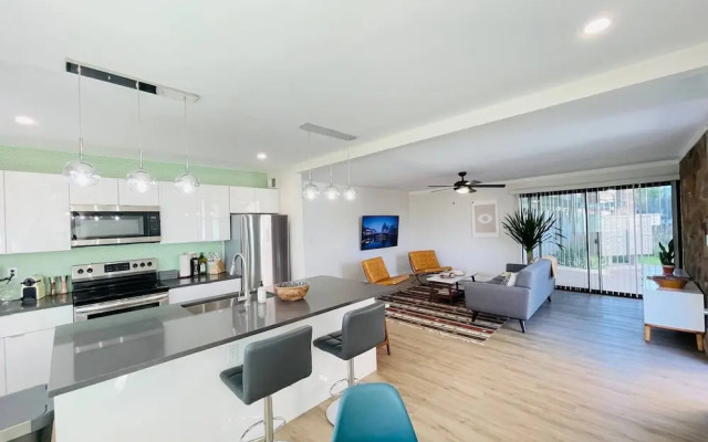 Walkable OTS Mid Century Condo-Pool