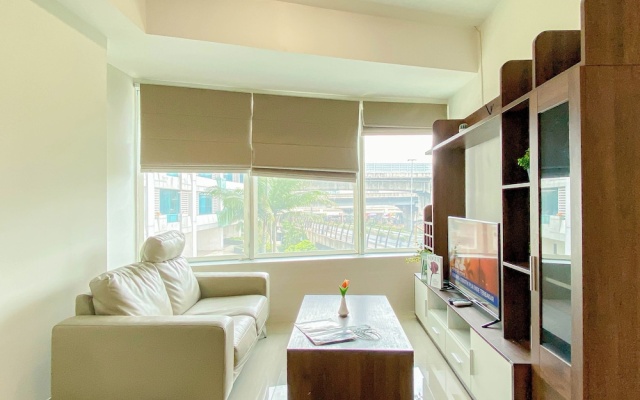 Comfy and Spacious 3BR with Extra Room Grand Kamala Lagoon Apartment By Travelio – Guest Rooms – Bekasi