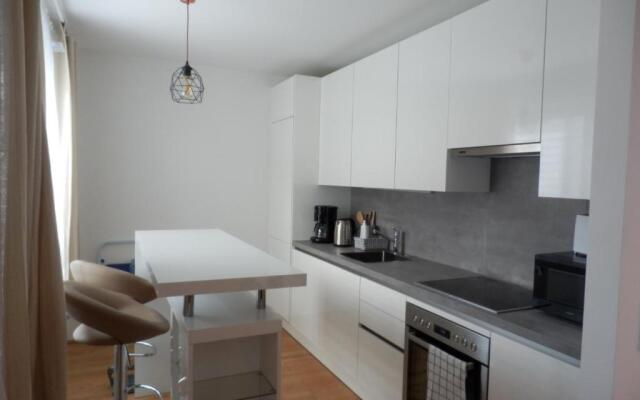 Spacious, Modern 1-bdrm Apt near VIC & Austria Ctr