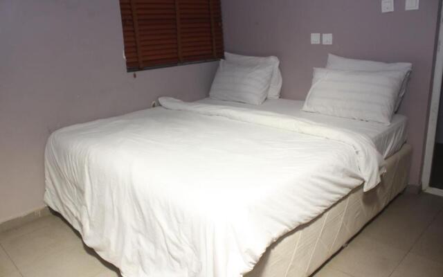 Room in Lodge - Aerol Hotel and Suites