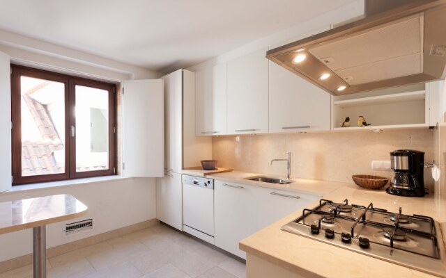 Chiado Modern Three-Bedroom Apartment - by LU Holidays