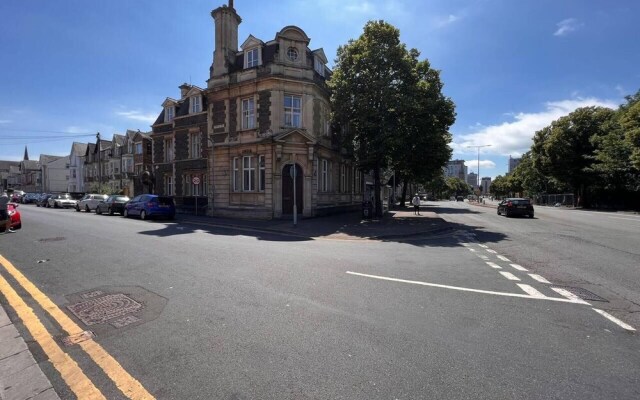 Impeccable 2-bed Apartment by Cardiff City Centre