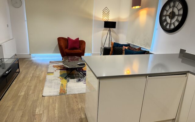 Stunning 2 Bed Apartment With Parking